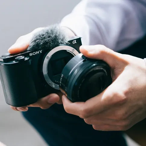 Câmara vlogger Sony ZV-E10 + 16-50 mm (ZVE10LBDI.EU)